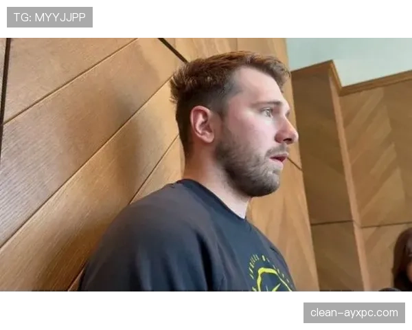 东契奇又在场边啃鸡翅?这哥们儿真把NBA当深夜食堂了 东契奇又在场边啃鸡翅?这哥们儿真把NBA当深夜食堂了