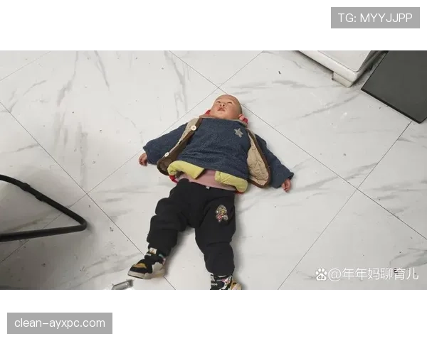 张楠训练完直接去接娃，球拍还没放下就开始辅导作业