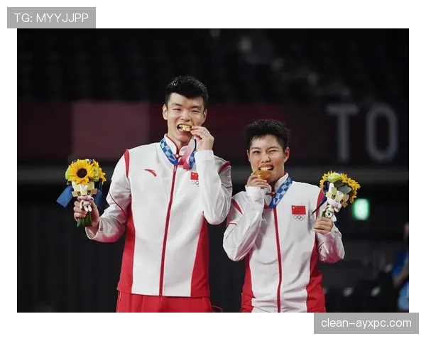 黄东萍训练完直接瘫在场边啃香蕉,这自律和松弛感也太真实了吧